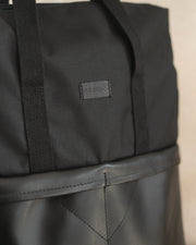 MULINU | 3-in-1 Rucksack Tasche GRETA Schwarz Leder Closeup
