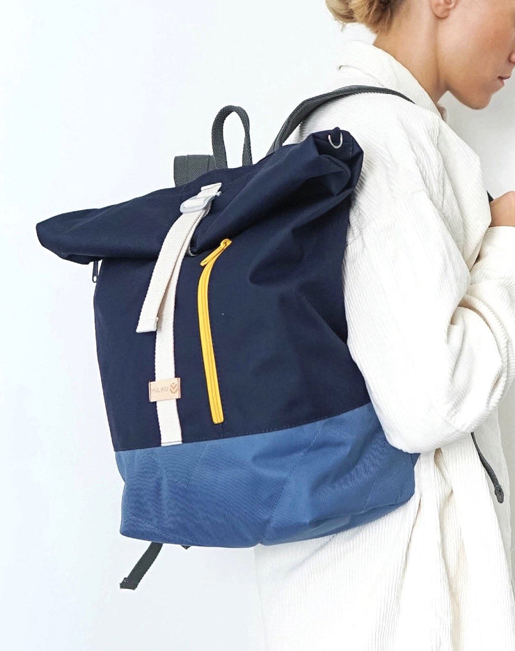 MULINU | Rucksäcke und Taschen für die Entdecker | Rolltop Rucksack INDIVIDUAL ALBERT 2 Rauchblau Blau Model Front Shop