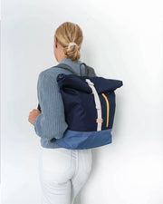 MULINU | Rucksäcke und Taschen für die Entdecker | Rolltop Rucksack INDIVIDUAL ALBERT 2 Rauchblau Blau Model Shop