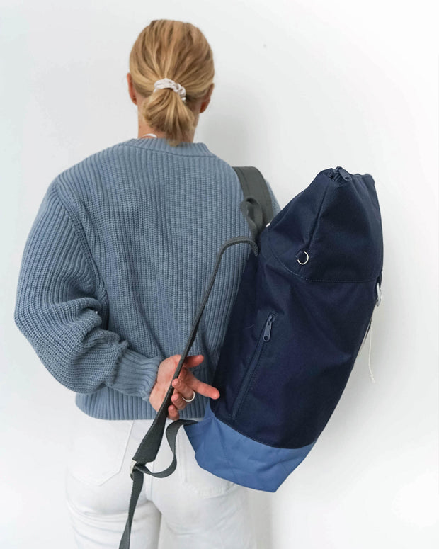 MULINU | Rucksäcke und Taschen für die Entdecker | Rolltop Rucksack INDIVIDUAL ALBERT 2 Rauchblau Blau Model erweitert Träger  Shop