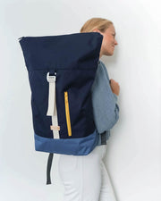 MULINU | Rucksäcke und Taschen für die Entdecker | Rolltop Rucksack INDIVIDUAL ALBERT 2 Rauchblau Blau Model erweitert Front Shop
