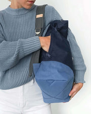 MULINU | Rucksäcke und Taschen für die Entdecker | Rolltop Rucksack INDIVIDUAL ALBERT 2 Rauchblau Blau Fach Seite Shop