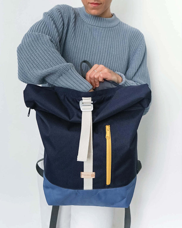 MULINU | Rucksäcke und Taschen für die Entdecker | Rolltop Rucksack INDIVIDUAL ALBERT 2 Rauchblau Blau Model Laptop Fach Shop