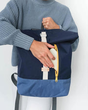 MULINU | Rucksäcke und Taschen für die Entdecker | Rolltop Rucksack INDIVIDUAL ALBERT 2 Rauchblau Blau Model Front Tasche Shop