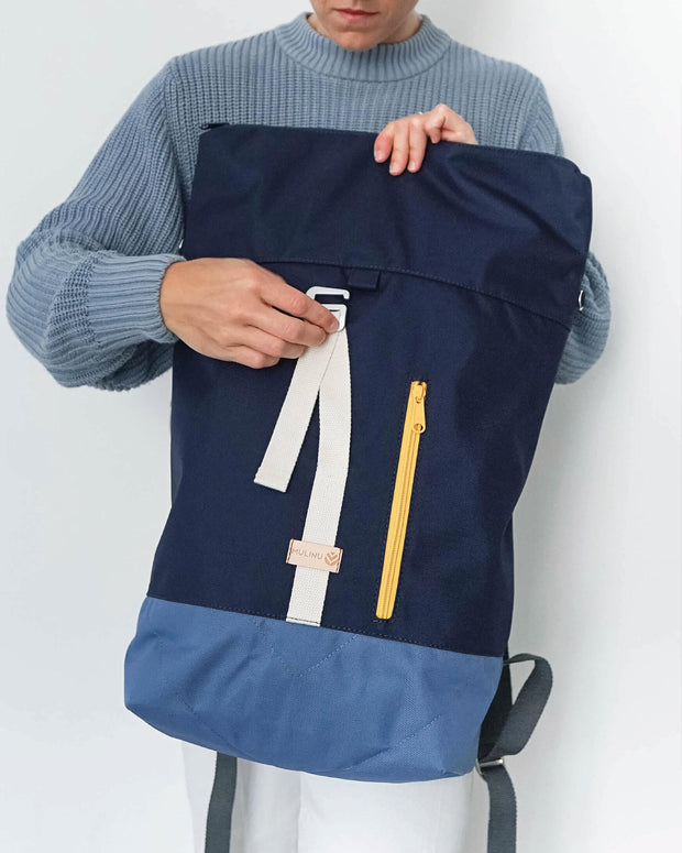 MULINU | Rucksäcke und Taschen für die Entdecker | Rolltop Rucksack INDIVIDUAL ALBERT 2 Rauchblau Blau Model Erweiterbar Shop
